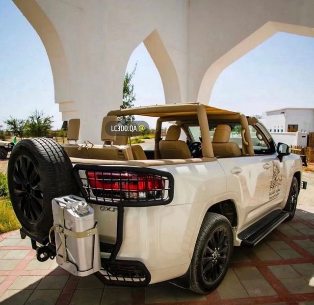 Toyota Land Cruiser Series 300 đã bị cắt mui một cách táo bạo để trở thành một chiếc xe mui trần - Ảnh 3.