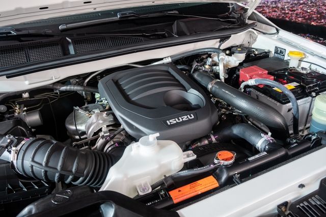 Tóm tắt chi tiết về Isuzu mu-X 2022 phiên bản giá rẻ nhất phù hợp với người dùng chạy dịch vụ: Giá chỉ 900 triệu đồng, bề ngoài lộng lẫy nhưng không trang bị màn hình - Hình 5.