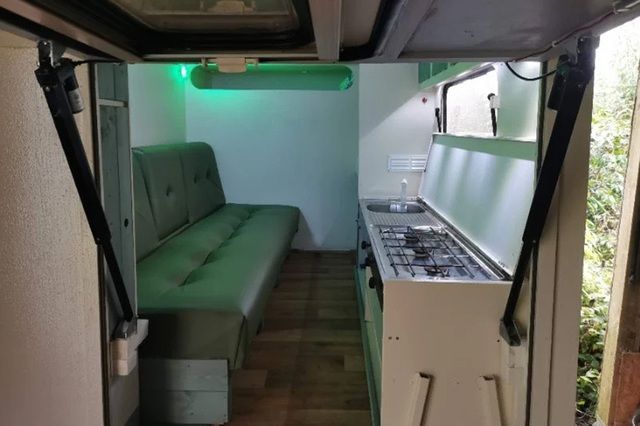 Chiếc xe ba bánh nhỏ Piaggio đã được biến thành ngôi nhà di động phù hợp cho hai người - Hình 5.