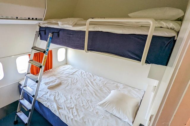 Biến máy bay thành khách sạn độc đáo: Thưởng trà trên bầu trời, ngủ trong buồng lái - Ảnh 4.