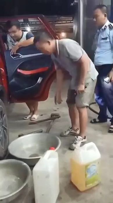 Cảnh sát đã bắt đầu điều tra vụ việc đổ 500 nghìn xăng, hút ra chỉ 9,5 lít.