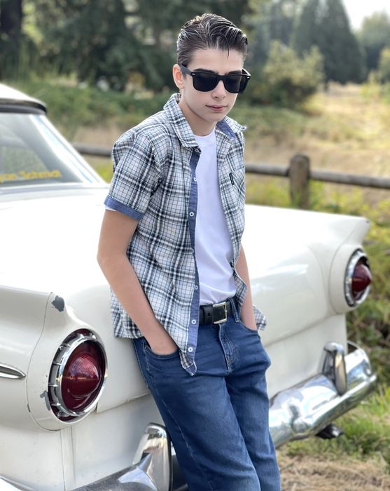 Cậu bé tự kỷ nổi tiếng với việc chụp ảnh xe đồ chơi cực giống thật, thu hút cả Giám đốc điều hành của Apple - Ảnh 6.