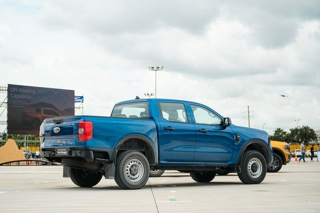 Hình ảnh thực tế của Ford Ranger 2023 phiên bản tiêu chuẩn tại Việt Nam: Giá chỉ 659 triệu đồng, sử dụng hộp số sàn nhưng vẫn tích hợp nhiều công nghệ - Hình 2.