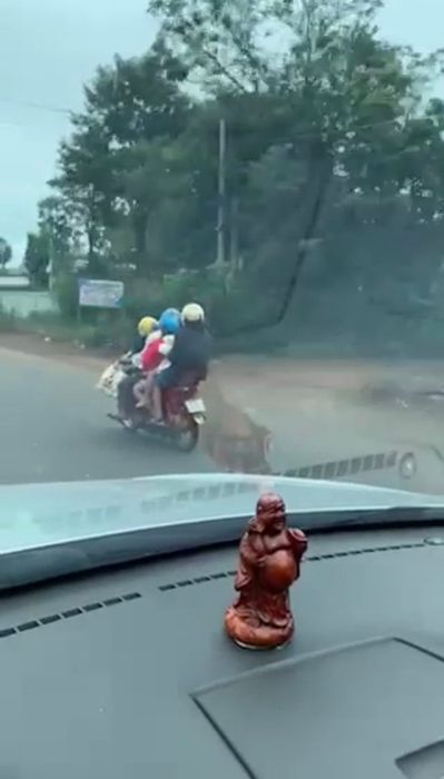 Chứng kiến gia đình 5 người đi trên chiếc xe máy, tài xế đã nhận ra hành động đẹp đáng khen ngợi như một cơn mưa - Ảnh 1.