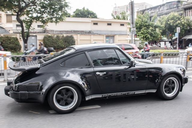 Ông Đặng Lê Nguyên Vũ cầm lái chiếc Porsche 911 Carrera G-Series độc nhất tại Việt Nam, được chụp hình trong cuối tuần.