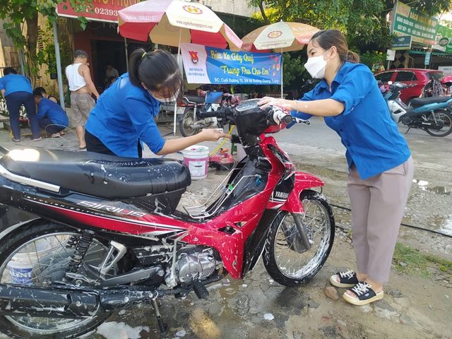 Nhóm cô gái trẻ tình nguyện rửa xe để quyên góp cho trẻ em cơ nhỡ - Ảnh 3.