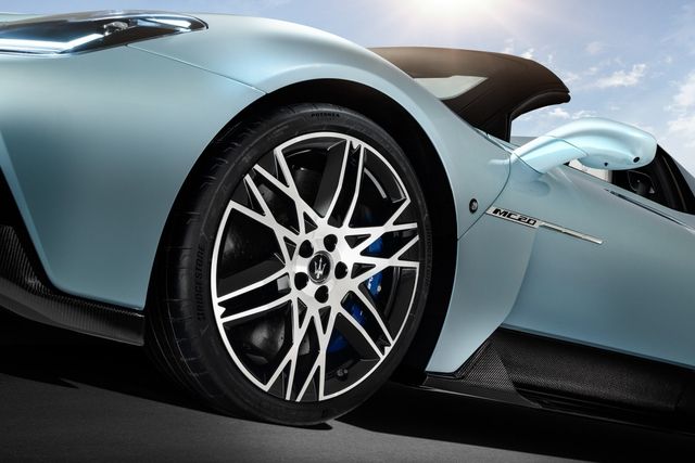 Khám phá chi tiết siêu xe Maserati MC20 Cielo Spyder trong thực tế - Hình 7.