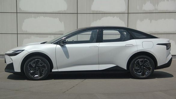 ‘Corolla chạy điện’ Toyota bZ3 tiết lộ thêm thông tin: Vỏ được sản xuất tại Nhật, lõi từ Trung Quốc - Ảnh 2.