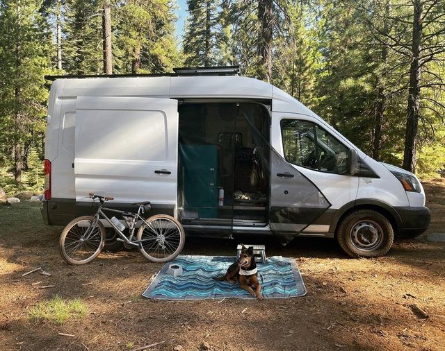 Biến Ford Transit thành ngôi nhà di động: Nhỏ nhưng tiện dụng cho cô gái độc thân - Ảnh 1.