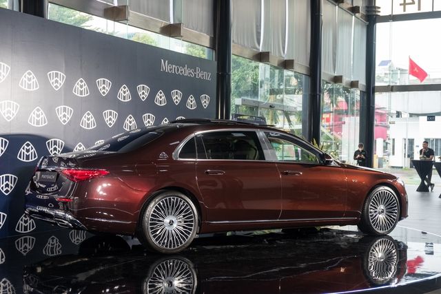 Trải nghiệm Mercedes-Maybach S 680 có giá 16 tỷ đồng tại Việt Nam: Cánh cửa mở đóng như Rolls-Royce, ghế của ông chủ có thể biến thành giường - Hình 3.