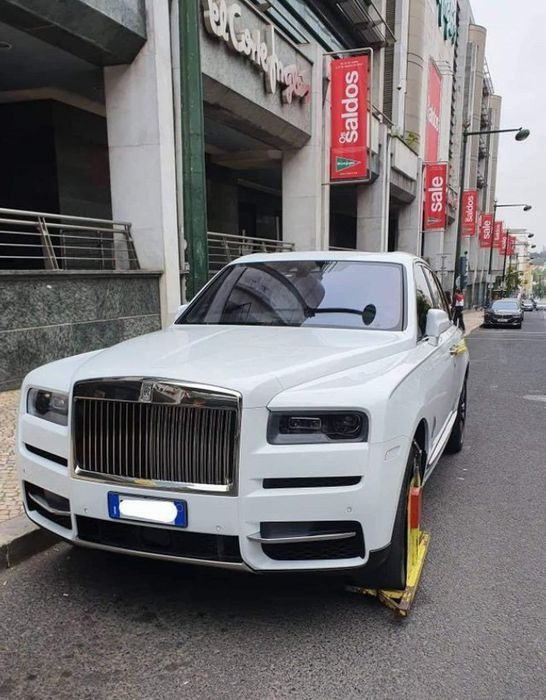 Ảnh Rolls-Royce Cullinan của Ronaldo bị khóa bánh - Ảnh số 2.