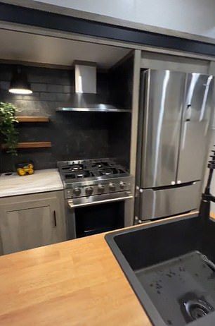 Một gia đình 5 người đã bán hết tài sản để chuyển đến sống trên một chiếc ô tô di động tiện nghi, kèm theo một rạp chiếu phim - Ảnh 1.