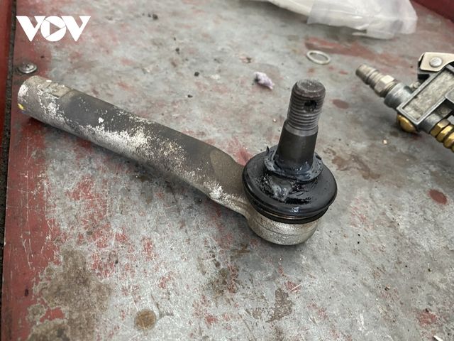 Xe Subaru Forester gặp vấn đề xì mỡ ở rô tuyn thước lái - Ảnh 4.