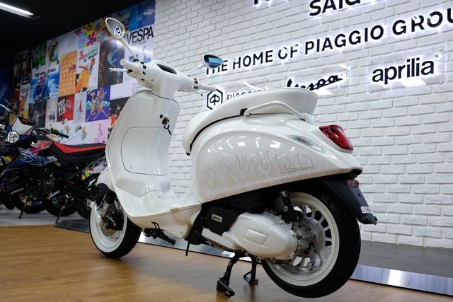 Khám phá dòng xe Sprint Justin Bieber x Vespa giá từ 115,8 triệu đồng tại Việt Nam: Tiếp nối cơn sốt 946 Christian Dior - Ảnh 9.