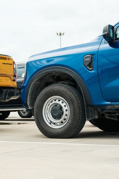 Hình ảnh thực tế của Ford Ranger 2023 phiên bản tiêu chuẩn tại Việt Nam: Giá chỉ 659 triệu đồng, sử dụng hộp số sàn nhưng vẫn tích hợp nhiều công nghệ - Hình 5.