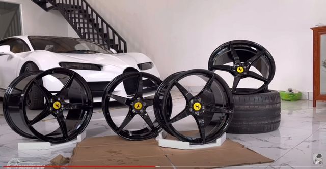 Nhóm bạn ở Quảng Ninh đã đặt một bộ mâm giống hệt của Ferrari từ nước ngoài, có giá trị tương đương với một chiếc Honda Vision, và họ đang lên kế hoạch đặt thêm một bộ khác cho Pagani Huayra - Ảnh 1.