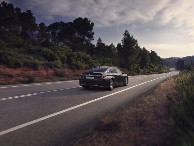 Dịp ra mắt xe sedan mạnh mẽ Lexus ES 2023 - phong cách truyền thống với nét độc đáo - Hình 5.