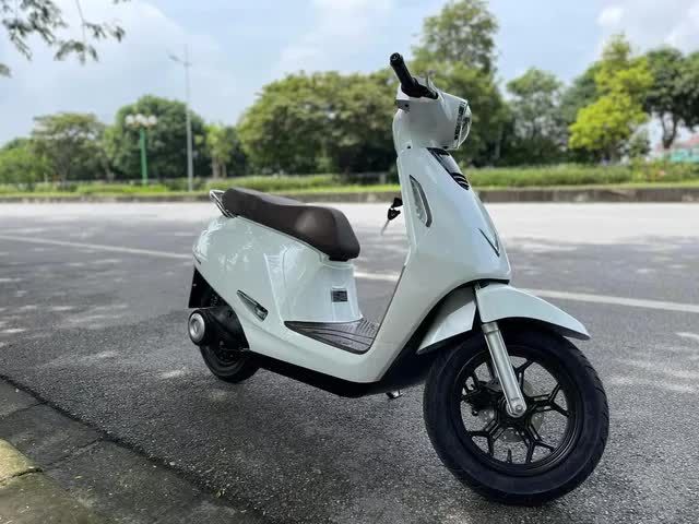 VinFast Evo 200 tiếp tục xuất hiện, với màu sắc bắt mắt và khả năng di chuyển 200km sau mỗi lần sạc - Ảnh 2.