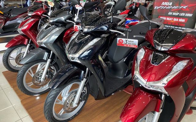 Cháy hàng trên diện rộng, giá của Honda Vision và SH Mode 2022 liên tục tăng vọt, đồng thời nhiều dòng xe của Yamaha cũng tham gia cuộc đua  - Ảnh 1.