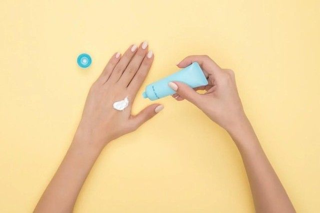 Không nên để trong ô tô dưới nắng - Ảnh 4.