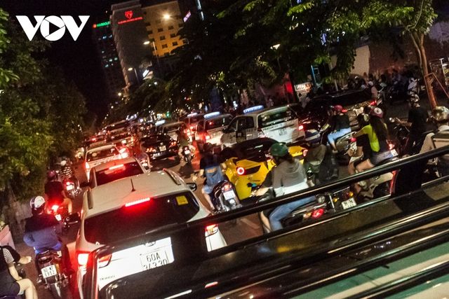 Lái xe siêu sang: Hạnh phúc chưa đầy đủ  - Hình 1.