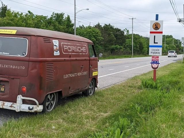 Chủ xe buýt Volkswagen cổ biến đổi thành xe điện, đi du lịch gần 9.700km trong vòng 43 ngày - Ảnh 4.