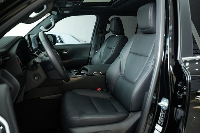 ‘Lướt’ hơn 3.000 km, Toyota Land Cruiser 2022 vẫn có giá gần 6 tỷ đồng - Hình 17.