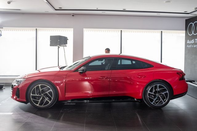 Xuất hiện Audi e-tron GT tại thị trường Việt Nam: Giá từ 5,2 tỷ đồng, đối thủ cạnh tranh trực tiếp với Porsche Taycan - Ảnh 3.