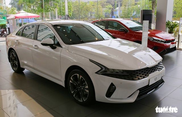 Kia K5 giảm giá tại các đại lý, đẩy mạnh doanh số để cạnh tranh với Toyota Camry - Ảnh 1.