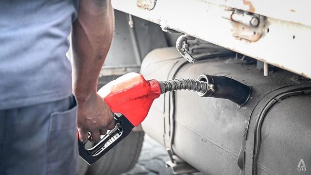 Việc xếp hàng mua xăng ở Sri Lanka đột nhiên trở thành cơ hội kiếm tiền lớn cho người dân - Ảnh 1.
