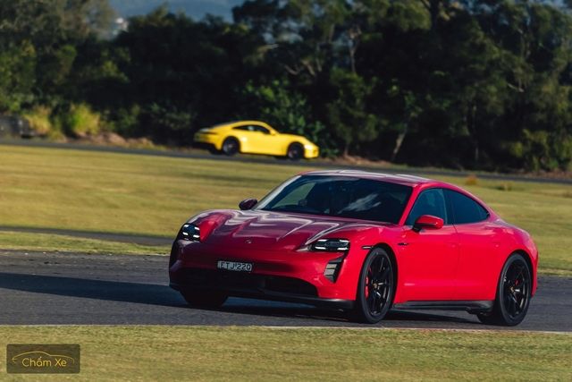 Đánh giá Porsche Taycan: Pin đầy, có thể đi được gần 500km, với một tùy chọn có thể khiến bạn say mê - Ảnh 14.