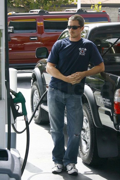 Vì sao ‘Người Dơi Christian Bale có 120 triệu USD nhưng chỉ chọn lái xe Toyota cũ thay vì Ferrari? - Hình 1.
