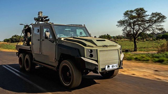 Toyota Land Cruiser độ 6 bánh, bọc thép, còn trang bị máy phóng tên lửa phòng thủ - Ảnh 4.
