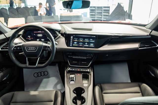 Xuất hiện Audi e-tron GT tại thị trường Việt Nam: Giá từ 5,2 tỷ đồng, đối thủ trực tiếp với Porsche Taycan - Ảnh 7.