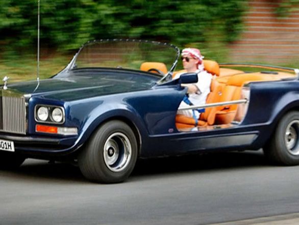 Vua Morocco phá cửa xe Rolls-Royce để… đi săn chim ưng - Ảnh 1.