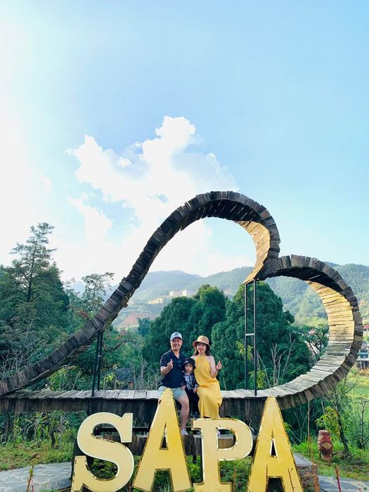 Gia đình trẻ tự lái xe hơn 1000km để chinh phục đỉnh Fansipan - Hình 1.