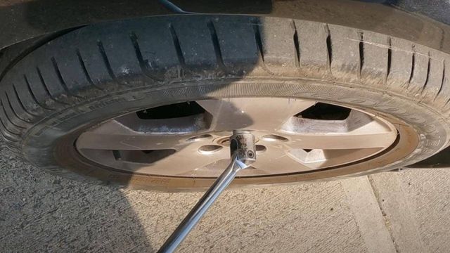 Hậu quả của việc siết bu-lông bánh xe bằng tay là gì? - Ảnh 1.