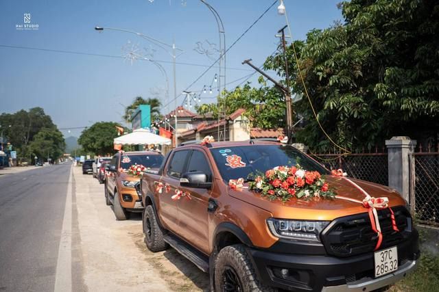 Đám cưới với sự xuất hiện của 30 chiếc xe bán tải để rước dâu tại Nghệ An: Bố mẹ chồng mang đến ý tưởng độc đáo - Ảnh 1.