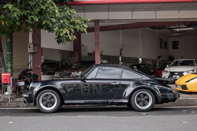 Ông Đặng Lê Nguyên Vũ cầm lái chiếc Porsche 911 Carrera G-Series độc nhất tại Việt Nam, được chụp hình trong cuối tuần.