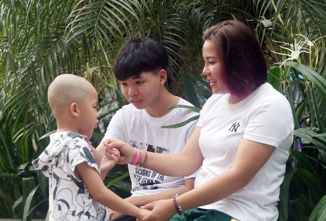 Chuyện chưa kể về những đứa con có ba, mẹ là tài xế xe công nghệ - Ảnh 1.