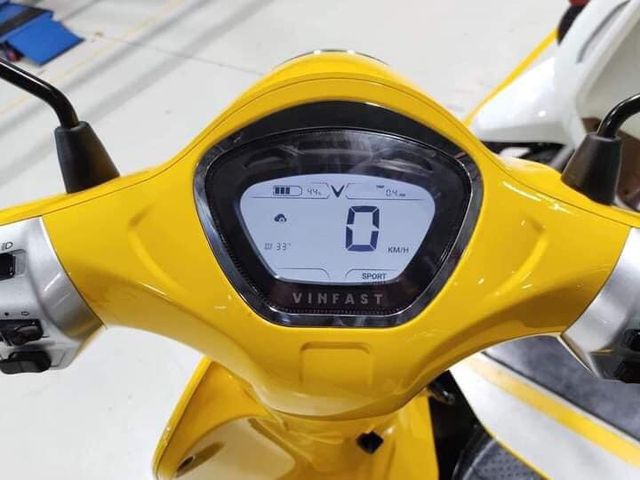 VinFast Evo 200 tiếp tục xuất hiện, với màu sắc bắt mắt và khả năng di chuyển 200km sau mỗi lần sạc - Ảnh 4.