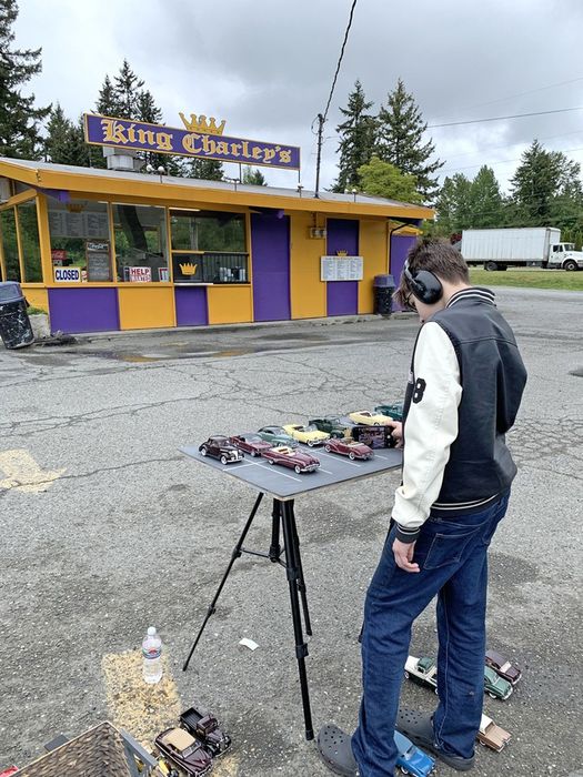 Cậu bé tự kỷ nổi tiếng vì chụp ảnh xe đồ chơi như thật, thu hút cả CEO của Apple - Ảnh 3.