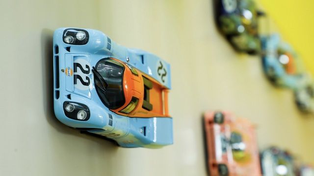 Một nhân viên của Porsche đã sưu tầm gần 1.000 mô hình xe và được thăng chức lên làm giám đốc - Hình 10.