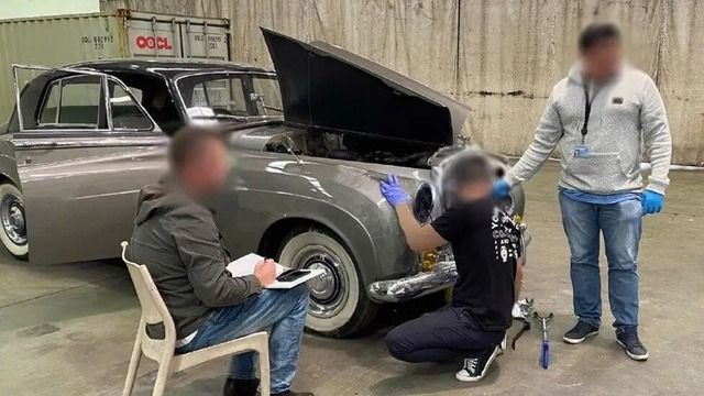 Kẻ phạm tội sử dụng chiếc xe Bentley cổ để ẩn chứa chất cấm khi vượt biên - Ảnh 1.