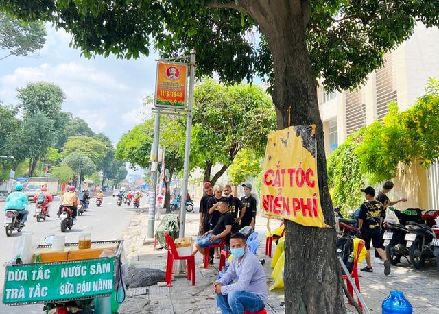 Trong thời kỳ bão lạm phát, TP.HCM vẫn thể hiện lòng dễ thương: Có người tận tình sửa xe miễn phí, có người hỗ trợ giảm giá điện nước cho khách - Ảnh 11.