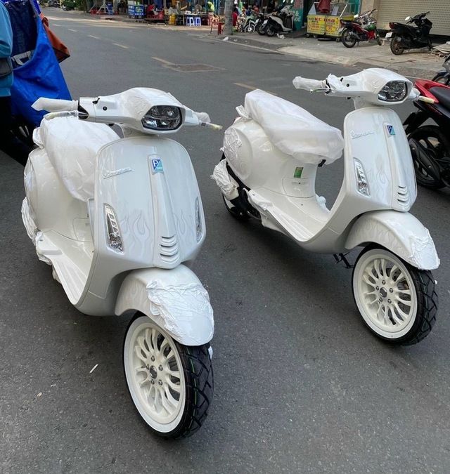 Vespa Sprint Justin Bieber đang là hàng hot, khiến cho các nhà buôn đua nhau chào giá cao lên hàng trăm triệu đồng - Ảnh 1.