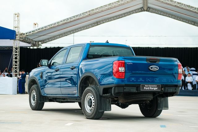 Hình ảnh thực tế của Ford Ranger 2023 phiên bản tiêu chuẩn tại Việt Nam: Giá chỉ 659 triệu đồng, sử dụng hộp số sàn nhưng vẫn tích hợp nhiều công nghệ - Hình 17.