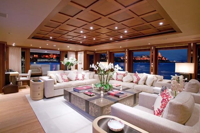 Chiếc du thuyền biệt thự nổi này được mô tả như một viên kim cương lung linh giữa lòng biển bởi nhà buôn trang sức nổi tiếng.