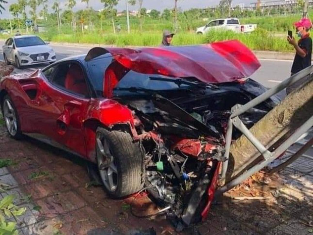 Ferrari 488 gặp tai nạn và biến dạng sau khi đâm vào 2 cây xanh - Hình ảnh 1.