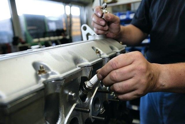 Dấu hiệu cho thấy bugi của xe ô tô đang gặp vấn đề - Hình ảnh 1.